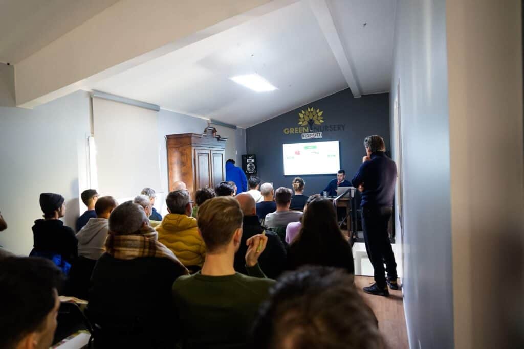 Gruppo di persone in sala durante una presentazione aziendale Bignotti Greenbiotech.