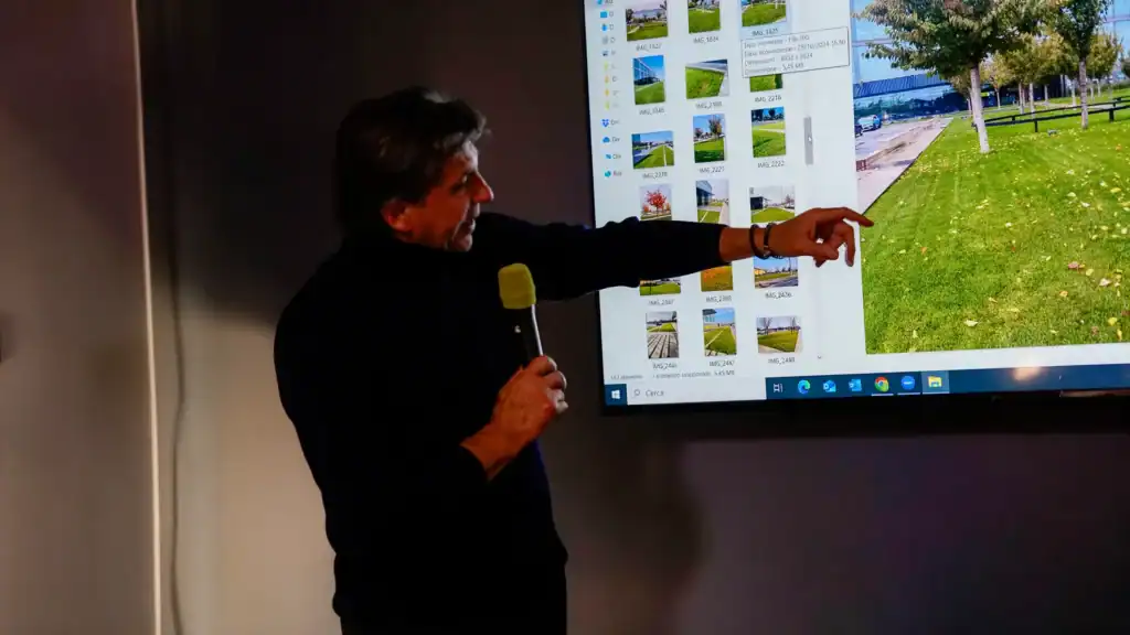Uomo che presenta immagini di progetti di biotecnologia verde.