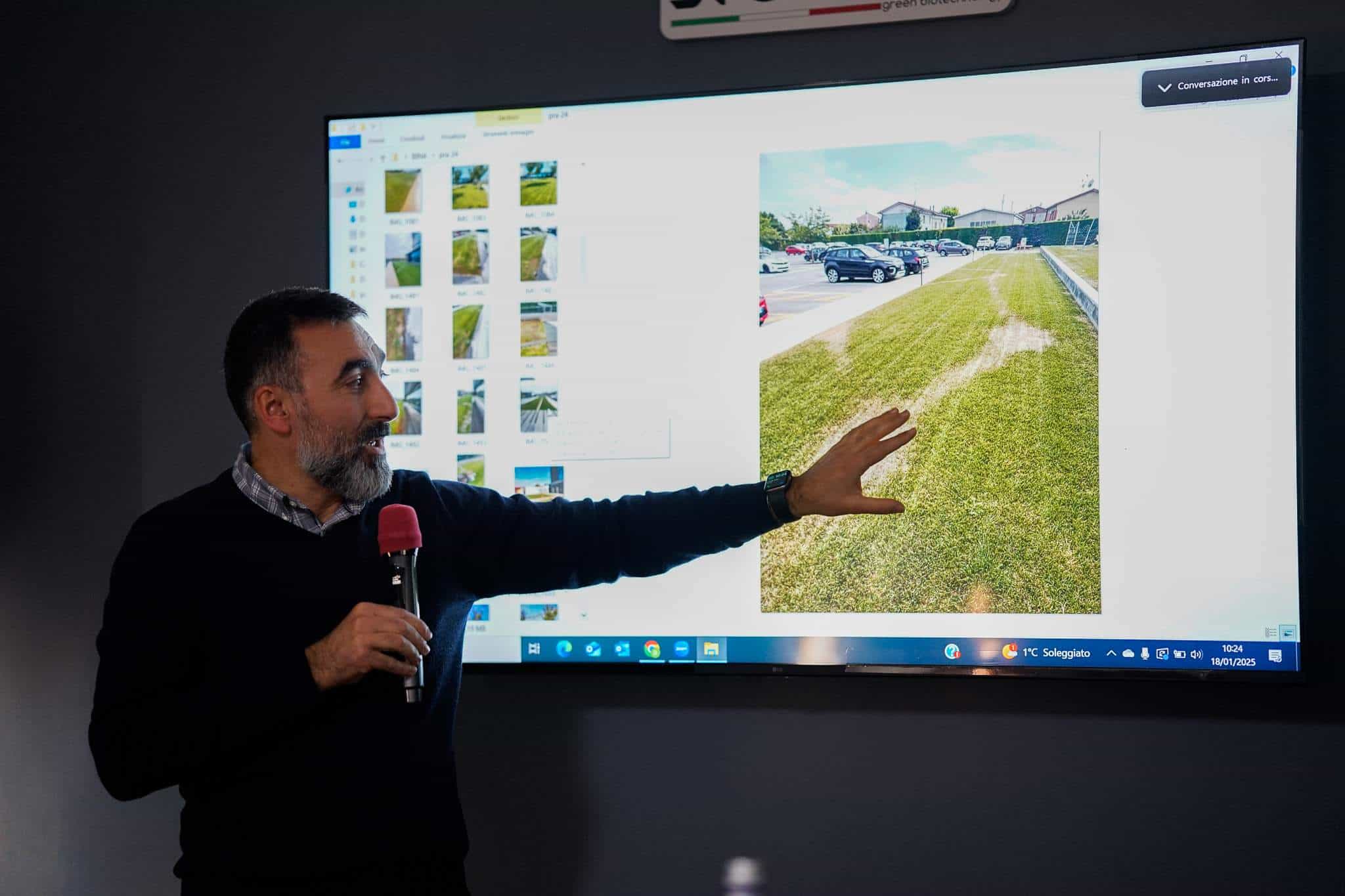 Uomo che presenta un progetto di giardinaggio su schermo digitale.